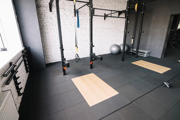 Foto gratuita crossfit rack en el gimnasio