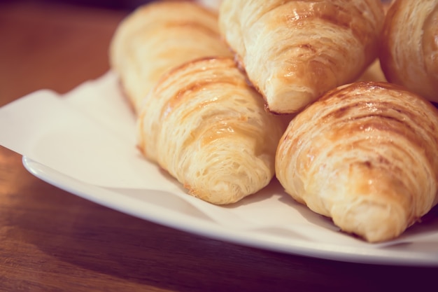 Foto gratuita cruasanes deliciosos para desayunar