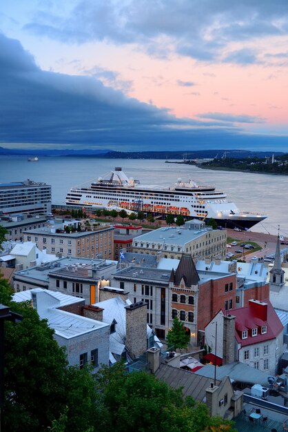 Crucero y edificios antiguos de la ciudad baja al atardecer en la ciudad de Quebec.