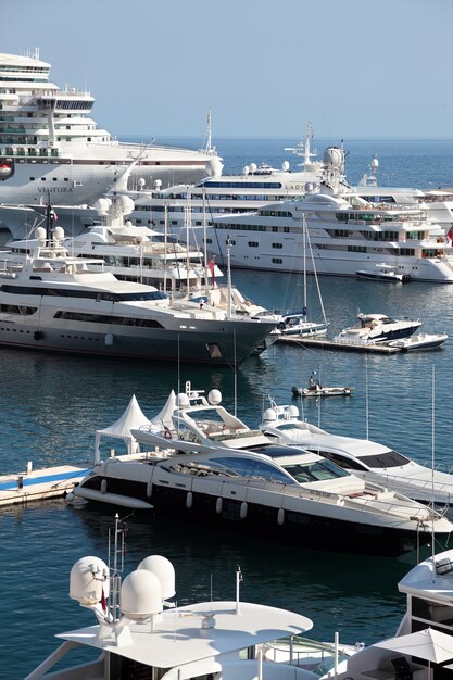 Cruceros y yates en el puerto de mónaco