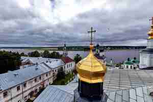 Foto gratuita cruces ortodoxas orientales sobre cúpulas doradas, cúpulas, contra el cielo azul con nubes. iglesia ortodoxa