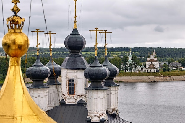 Cruces ortodoxas orientales sobre cúpulas doradas, cúpulas, contra el cielo azul con nubes. Iglesia Ortodoxa