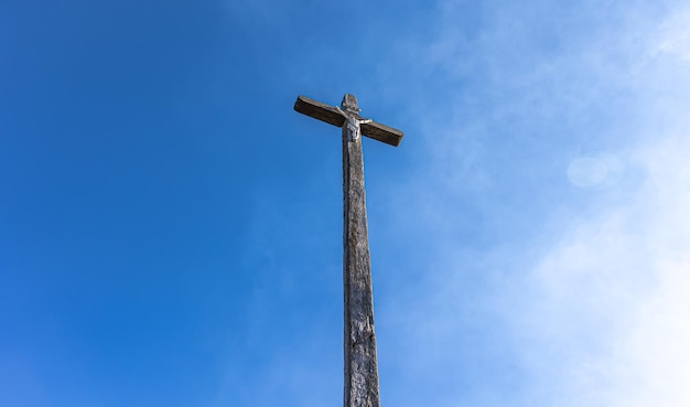 Crucifixión de Jesucristo contra el cielo azul