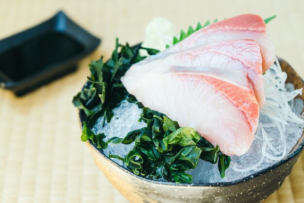 Crudo con carne fresca de hamachi pescado sashimi