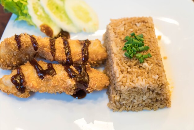 crujiente de pescado con arroz frito katsu