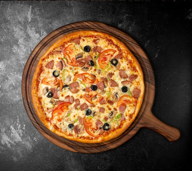 Foto gratuita crujiente pizza mixta con aceitunas y chorizo