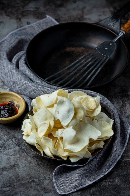 Crujientes papas fritas con salsa de tomate Concepto de merienda.