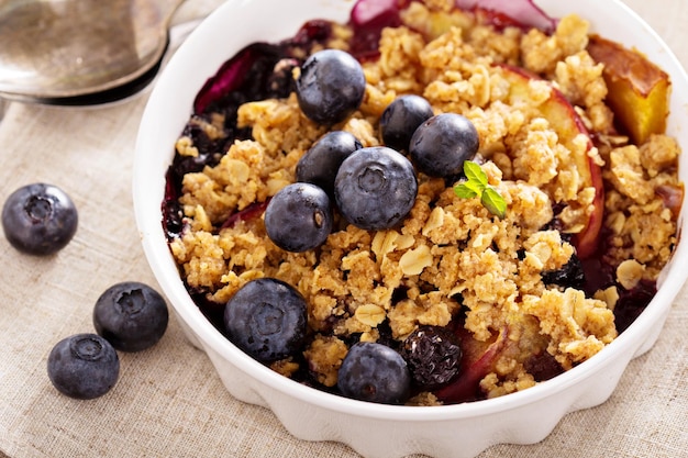 Crumble de verano de melocotón y arándanos