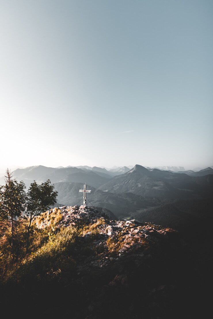 Foto gratuito cruz en la cima de una montaña