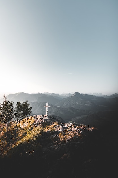 Cruz en la cima de una montaña