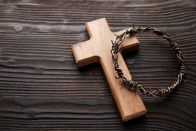 Cruz de madera y corona de espinas ángulo alto