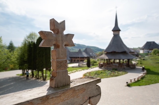 Foto gratuita cruz de madera en el monasterio de barsana rumania