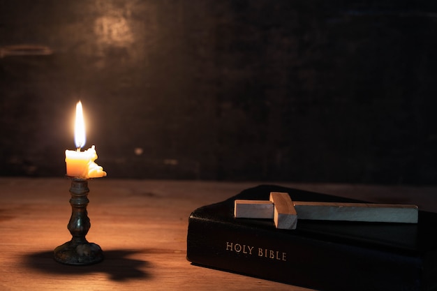 Cruz de madera recostada sobre una Biblia