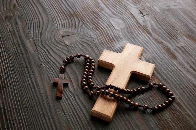 Foto gratuita cruz de madera y rosario alto ángulo