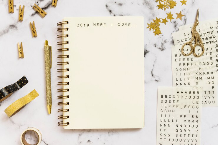 Foto gratuito cuaderno con 2019 aquí vengo inscripción cerca de set de papelería.