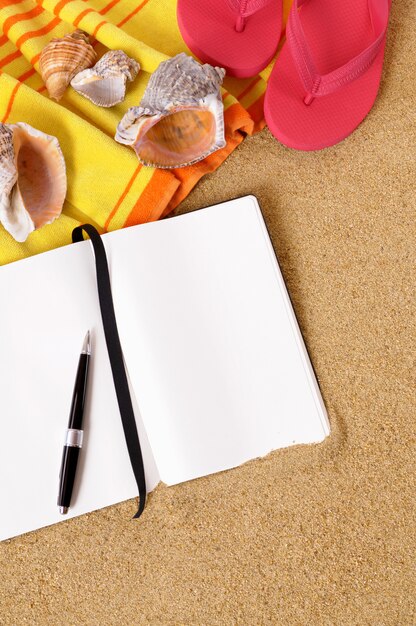 Cuaderno abierto en blanco en la playa