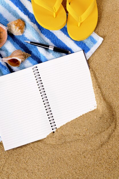 Cuaderno abierto en la playa