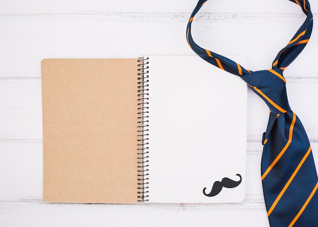 Foto gratuita cuaderno con adorno de bigote y corbata.