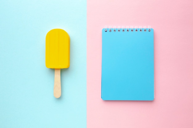 Foto gratuita cuaderno al lado de helado