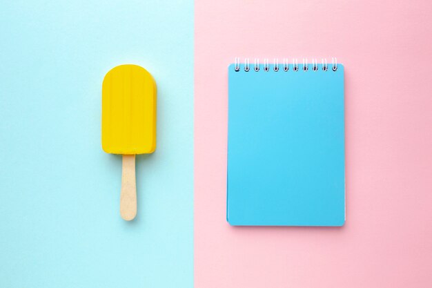 Cuaderno al lado de helado