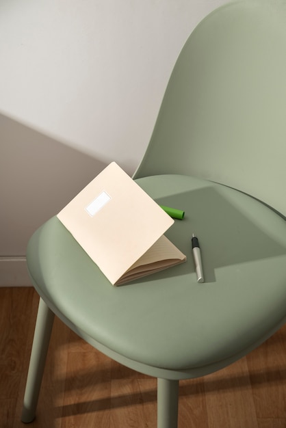Cuaderno de alto ángulo en silla verde