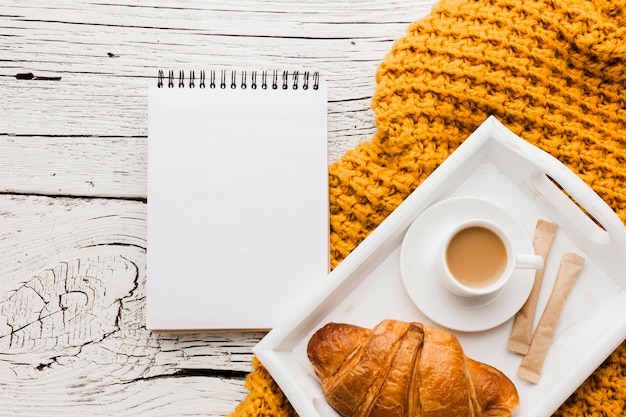 Cuaderno y bandeja con desayuno