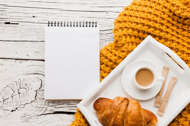 Cuaderno y bandeja con desayuno