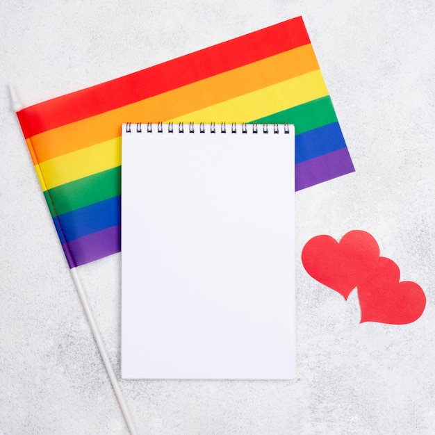 Cuaderno y bandera del día del orgullo