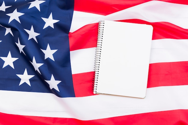 Cuaderno blanco en bandera americana