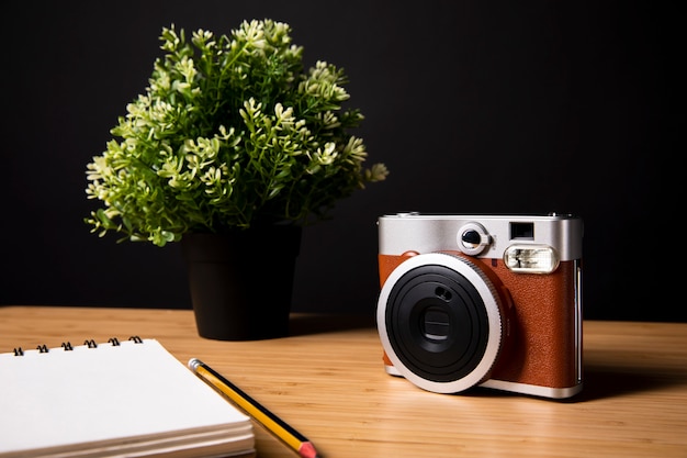 Foto gratuita cuaderno en blanco con cámara roja