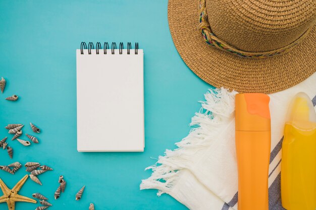 Cuaderno en blanco con elementos veraniegos