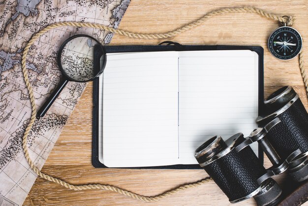 Cuaderno en blanco con elementos de viaje