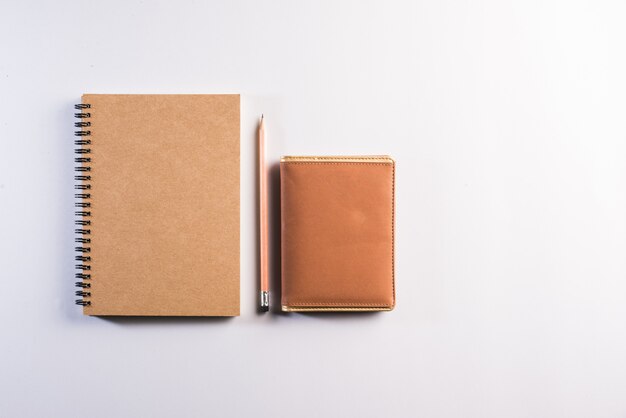 Cuaderno en blanco en el espacio de trabajo