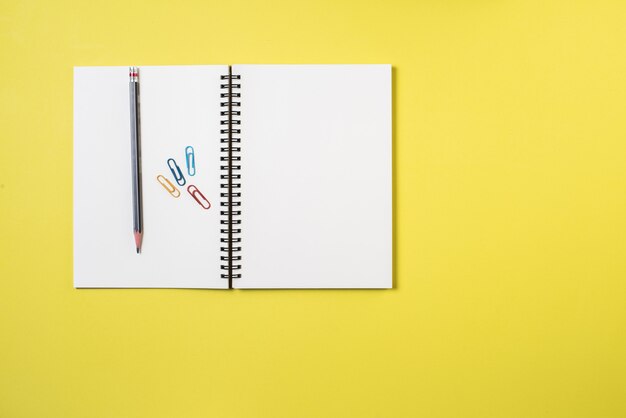 Cuaderno en blanco en el espacio de trabajo