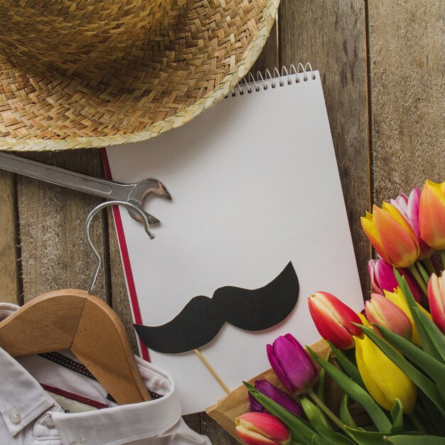 Cuaderno en blanco con otros artículos para el día del padre