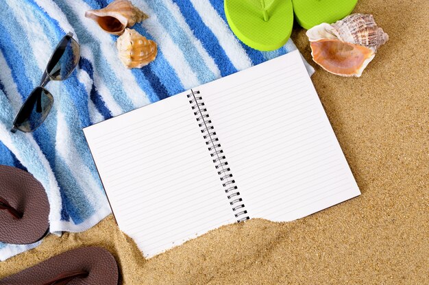 Cuaderno en blanco en la playa