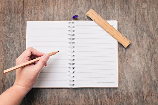 Cuaderno en blanco sobre la mesa de madera para el fondo de textura