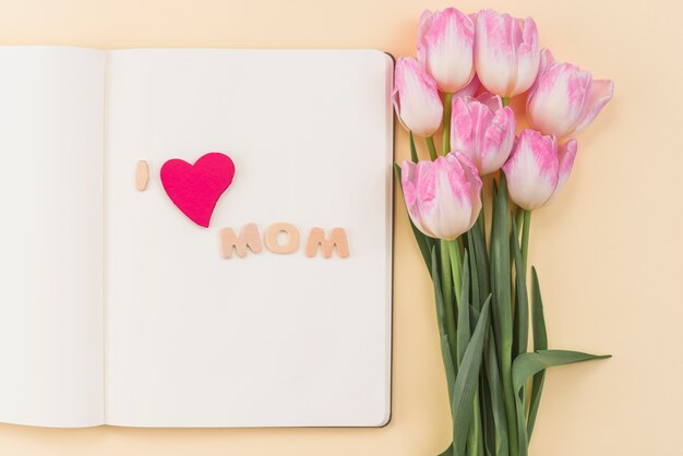 Cuaderno de bocetos con la inscripción &quot;Amo a mamá&quot;.