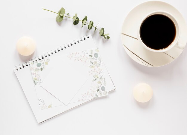 Cuaderno con café al lado