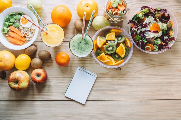 Cuaderno cerca de comida saludable