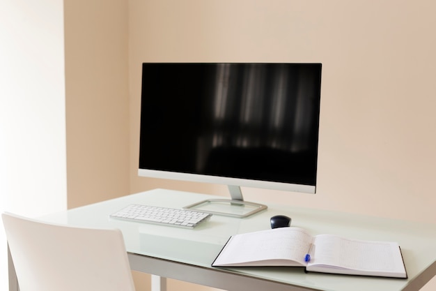 Cuaderno cerca de la computadora en la oficina