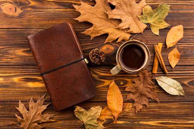 Foto gratuita cuaderno y composición otoñal de café