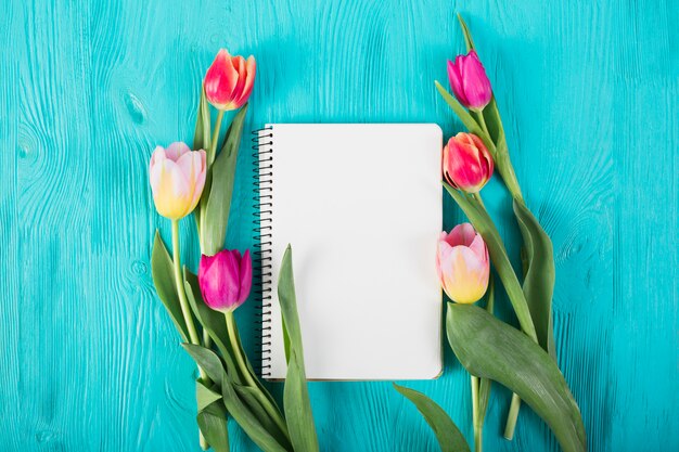 Cuaderno de cuadros con tulipanes.