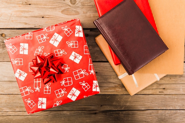 Cuaderno de cuero y caja de regalo rojo de navidad en mesa