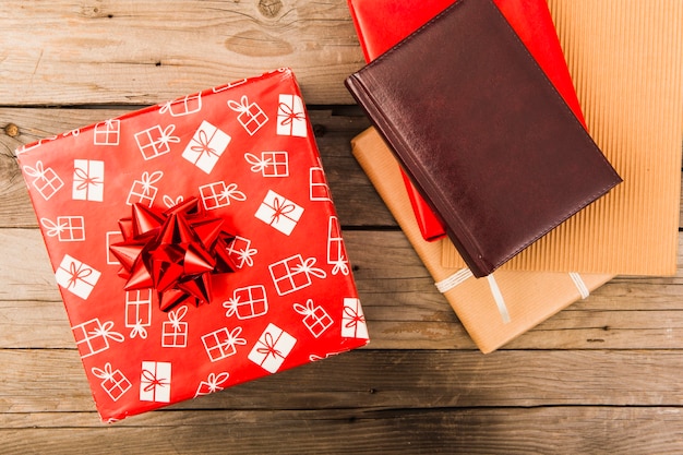 Cuaderno de cuero y caja de regalo rojo de Navidad en mesa