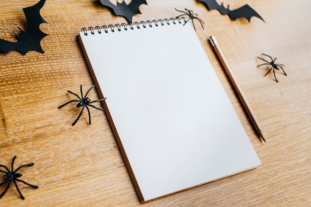 Foto gratuita cuaderno de una decoración de halloween