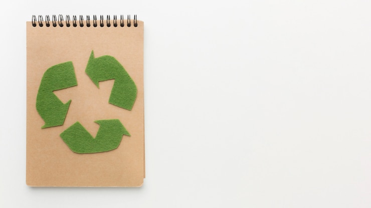 Foto gratuito cuaderno ecológico con espacio de copia