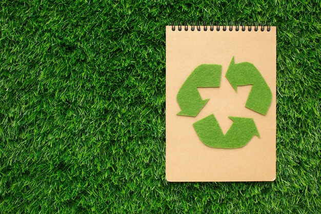 Cuaderno ecológico con signo de reciclaje
