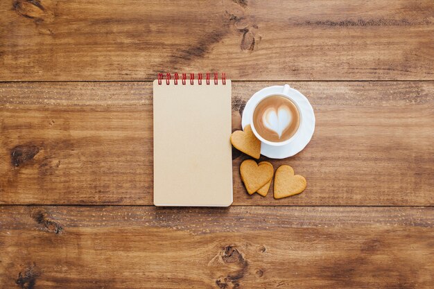 Cuaderno de la escuela con desayuno