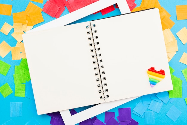 Cuaderno de espacio de copia abierta del día feliz del orgullo mundial